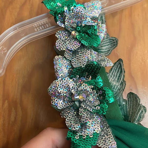 Emerald green one-shouldered gown - Picture 5 of 7